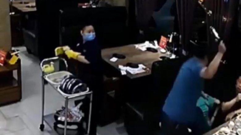 Ishte ulur në restorant me dy burra tjerë, kinezi i nervozuar me një goditje nokauton gruan e tij – kamerat e sigurisë filmojnë sulmin