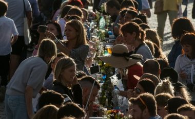 Në Pragë organizohet ahengu “lamtumirës” për coronavirusin, pjesëmarrësit ndanë mes vete ushqimin dhe pijet