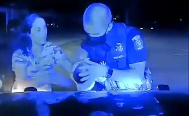 Polici amerikan ia shpëton jetën foshnjës që po ngufatej dhe po humbte vetëdijen