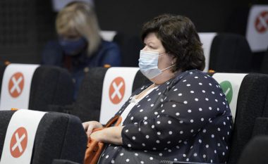 Ministrja belge e Shëndetësisë bëhet hit në internet për shkak të maskës