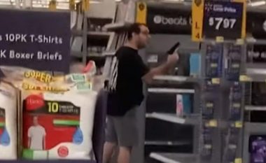 Dramë në një market në Florida, blerësi i kërkon një burri të vendosë maskë mbrojtëse – ai nxerr revolen dhe e kërcënon
