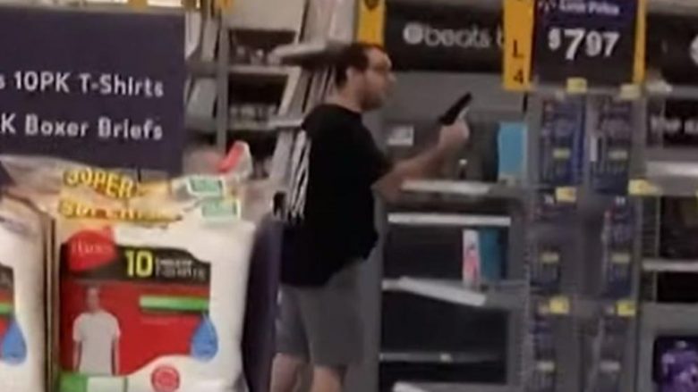 Dramë në një market në Florida, blerësi i kërkon një burri të vendosë maskë mbrojtëse – ai nxerr revolen dhe e kërcënon