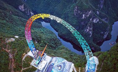 Luhatësja më e lartë në botë hapet në Kinë, gjendet në një shkëmb në lartësi prej 700 metra