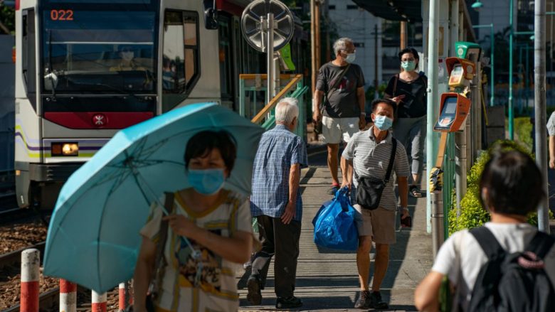 Coronavirusi, Hong Kongu ndalon tubimet me më shumë se dy persona