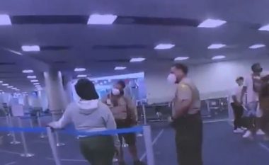 E godet me shuplakë në fytyrë gruan me ngjyrë në aeroportin e Miamit, shkarkohet zyrtari policor