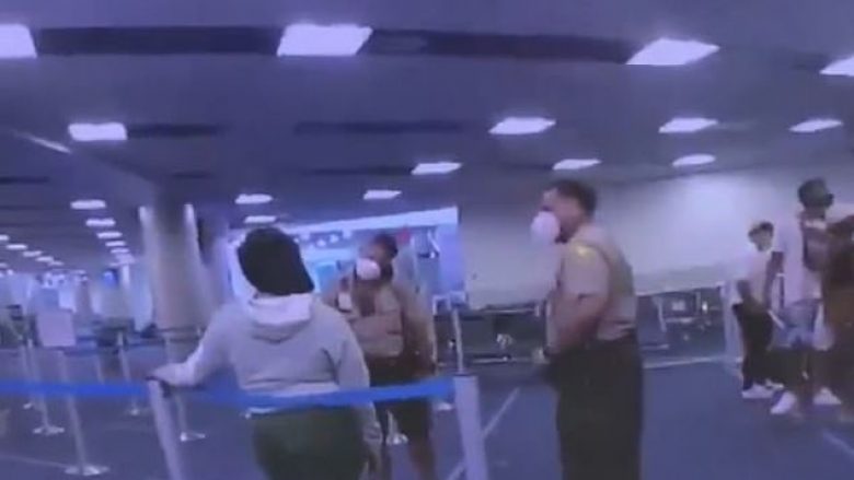 E godet me shuplakë në fytyrë gruan me ngjyrë në aeroportin e Miamit, shkarkohet zyrtari policor