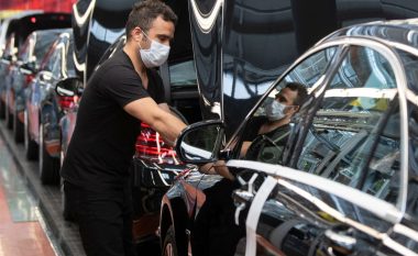 “Daimler” shkurton orët e punës dhe shpërblimet