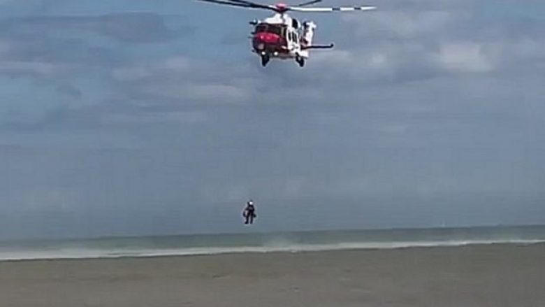 Dallgët e mëdha “i kishin marrë me vete”, rojet bregdetare në Angli shpëtojnë me helikopterë dy fëmijë