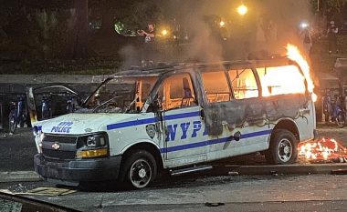 Mbi 300 vetura të policisë së Nju Jorkut janë shkatërruar gjatë protestave të lëvizjes “Black Lives Matter”