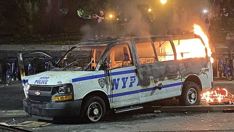 Mbi 300 vetura të policisë së Nju Jorkut janë shkatërruar gjatë protestave të lëvizjes “Black Lives Matter”