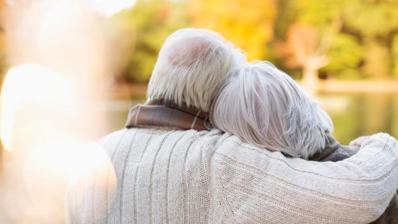 Ishin të martuar për 53 vite, ndërruan jetë nga coronavirusi – çifti amerikan shtrënguan duart deri në momentet e fundit