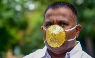Me maskë floriri kundër coronavirusit, biznesmeni indian hap portofolin për të ruajtur shëndetin