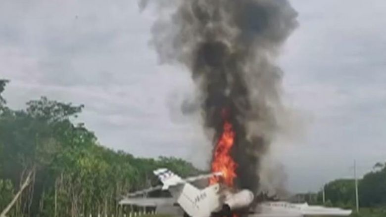 Dramë në Meksikë, aeroplani që dyshohet se transportonte drogë ateron në rrugë – përfshihet nga zjarri