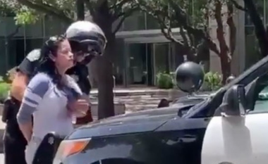 Polici në Teksas i prek gjoksin gruas së prangosur
