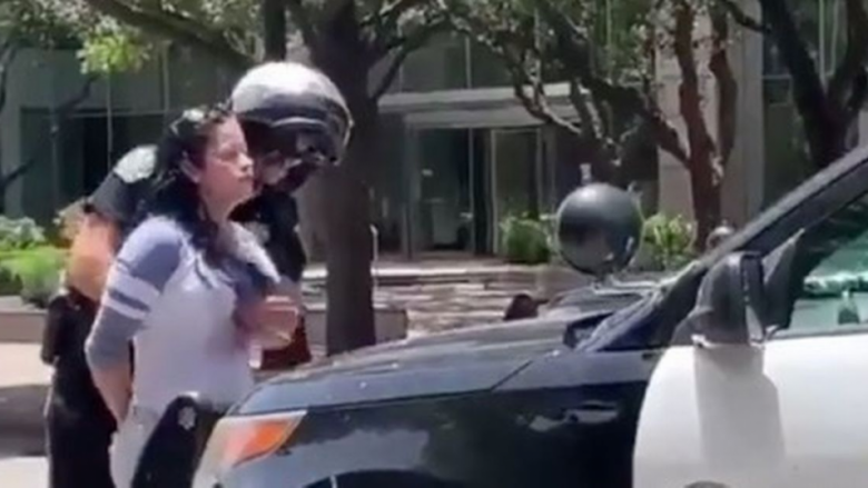 Polici në Teksas i prek gjoksin gruas së prangosur
