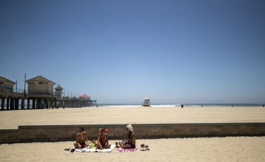 Pamjet e plazhit në Kaliforni tregojnë pasojat e COVID-19, dikur mijëra pushues argëtoheshin – për 4 korrik ishte e zbrazët