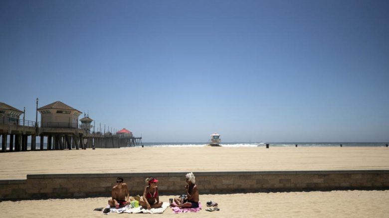Pamjet e plazhit në Kaliforni tregojnë pasojat e COVID-19, dikur mijëra pushues argëtoheshin – për 4 korrik ishte e zbrazët
