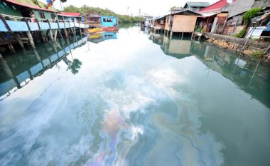 Derdhet nafta në Filipine, evakuohen banorët e një fshati – mbi 250 mijë litra derivate përfundojnë në ujë