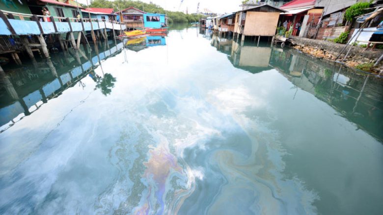Derdhet nafta në Filipine, evakuohen banorët e një fshati – mbi 250 mijë litra derivate përfundojnë në ujë