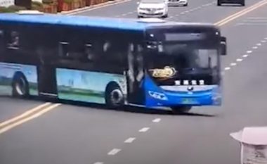 Momenti kur autobusi në Kinë përplaset në rrethojën mbrojtëse dhe përfundon në liqen – humbin jetën 21 persona