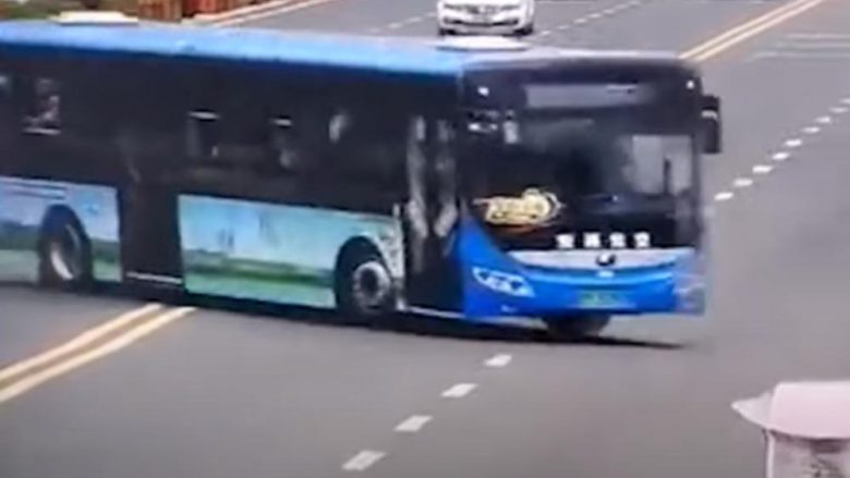 Momenti kur autobusi në Kinë përplaset në rrethojën mbrojtëse dhe përfundon në liqen – humbin jetën 21 persona