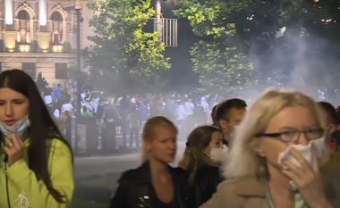 Protestë e dhunshme në Beograd - 20 të plagosur, kërkohet dorëheqja e Vuçiqit