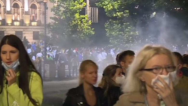 Protestë e dhunshme në Beograd – 20 të plagosur, kërkohet dorëheqja e Vuçiqit
