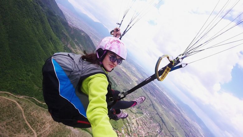 Mbeti e lënduar nga aksidenti me parashutë në Prizren, Jona Gegaj shpreh ngushëllime për vdekjen e kolegut të saj