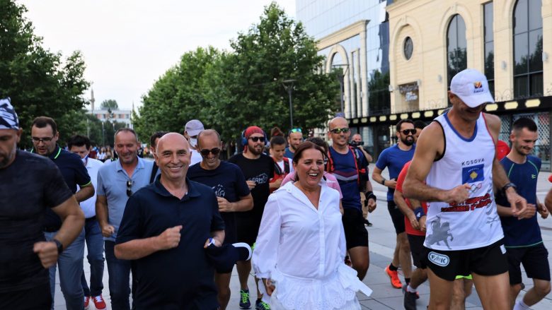 Ministrja Vlora Dumoshi përgëzon Fikret Shatrin për vrapimin e tij nga Prishtina në Tiranë