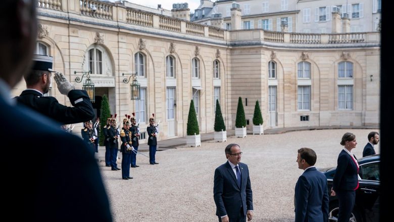 Zyra e presidentit Macron jep detaje për takimin e djeshëm me Hotin