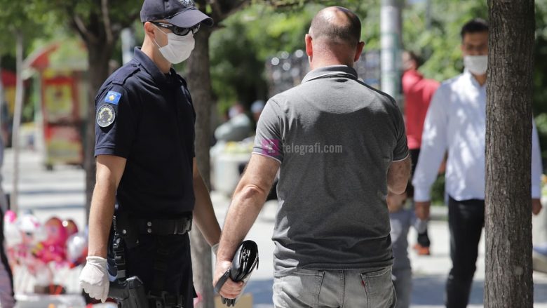 Policia nis inspektimet në sheshet e Prishtinës, ndalon qytetarët që nuk kanë maska