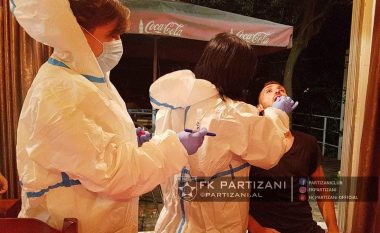 Partizani goditet nga coronavirusi, edhe tre lojtarë tjerë të skuadrës rezultojnë pozitivë – megjithatë sonte skuadra detyrohet të luaj ndaj Tiranës