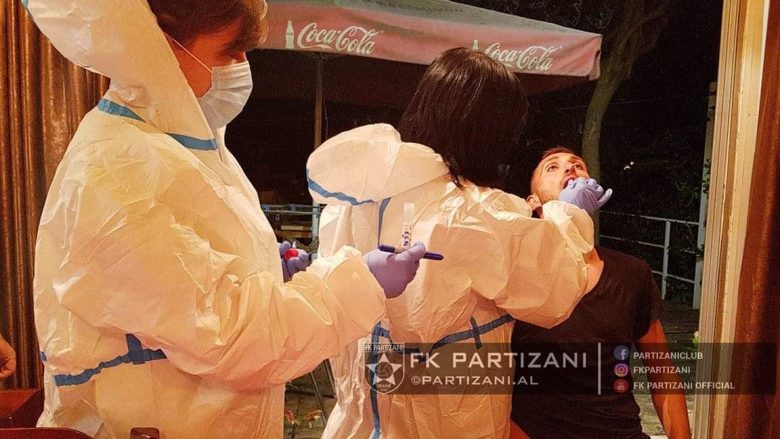 Partizani goditet nga coronavirusi, edhe tre lojtarë tjerë të skuadrës rezultojnë pozitivë – megjithatë sonte skuadra detyrohet të luaj ndaj Tiranës