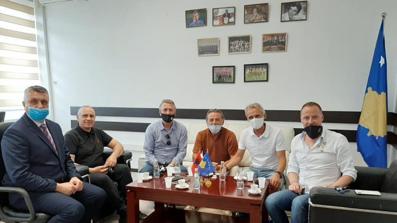 Krerët e FFK-së u pritën në MKRS nga zëvendësministri Grabovci, marrin përkrahje për vazhdimin e garave
