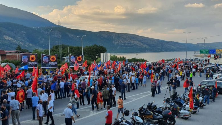 Thaçi kthehet në Kosovë, qindra qytetarë e presin me brohoritje e flamuj me simbole të UÇK-së