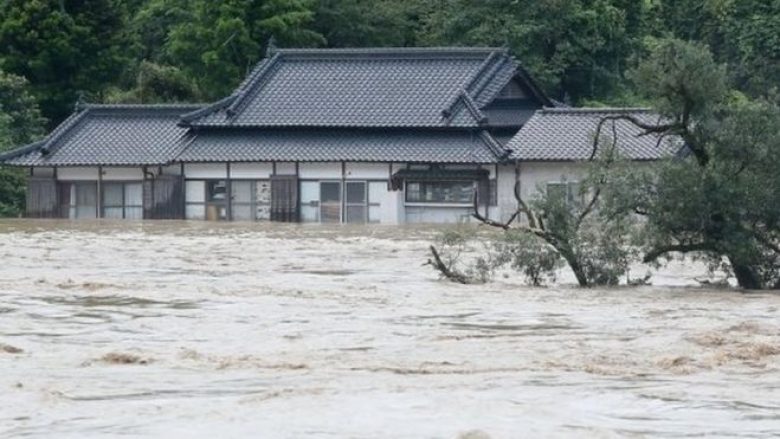 Përmbytje në Japoni, raportohet për 14 të vdekur, dy prej tyre ndërruan jetë nga një rrëshitje prej dheu