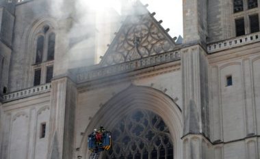 Katedralja e Nantes në Francë përfshihet nga zjarri