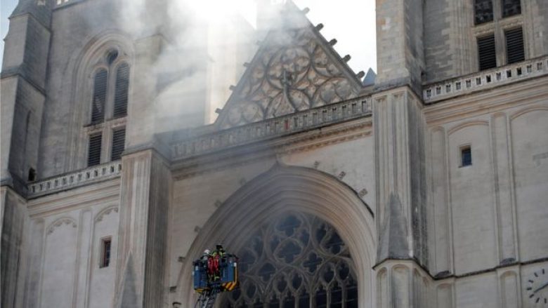 Katedralja e Nantes në Francë përfshihet nga zjarri