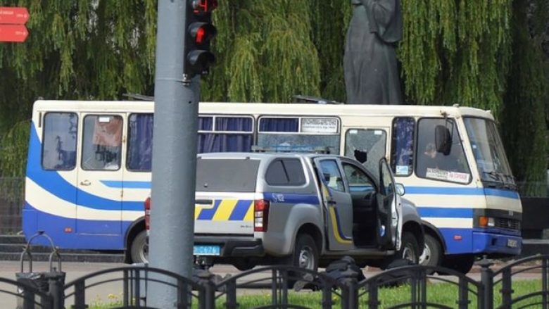 Ukrainë, një person i armatosur mban 20 pengje në autobus