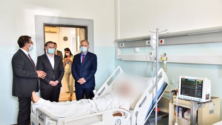 Ministri Zemaj vizitoi Klinikën e Kirurgjisë Torakale