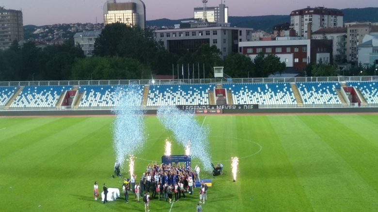 Pamje nga festa e Prishtinës pasi fituan Kupën e Kosovës