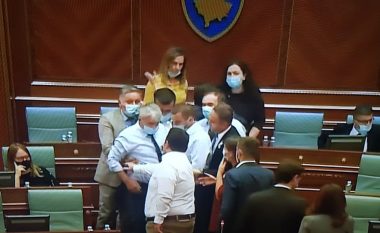 Ndërpritet seanca e Kuvendit për shkak të tensioneve - deputeti i LDK-së i vërsulet Vjosa Osmanit