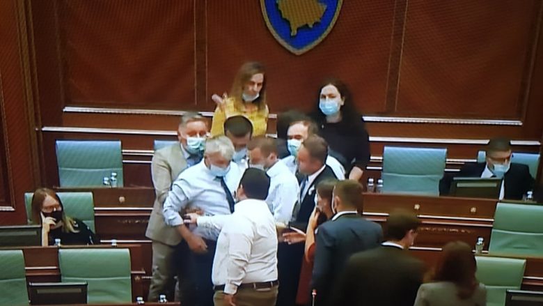 Ndërpritet seanca e Kuvendit për shkak të tensioneve – deputeti i LDK-së i vërsulet Vjosa Osmanit