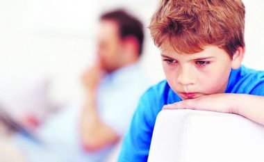 Fëmijët të cilit i fshehin problemet nga prindërit zhvillojnë shprehi të rrezikshme