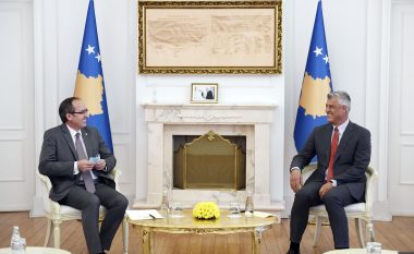 Këshilltari i Thaçit: Kur presidenti po intervistohet për shpifjet e regjimit serb, Hoti ka zgjedhur t’i zgërdhihet Vuçiqit në Bruksel