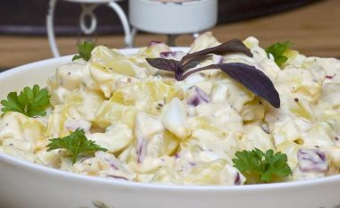 Sallatë patatesh me kastravecë – racion ideal për ditët e nxehta të verës!