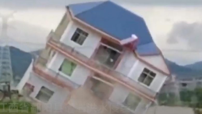 Gjithçka është zhdukur për pesë sekonda, shtëpia dykatëshe në Kinë përfundon në ujë nga reshjet e mëdha të shiut