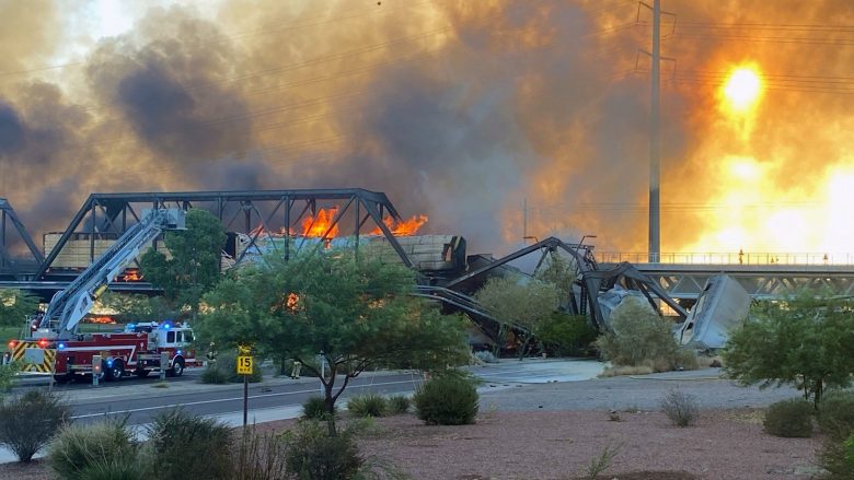 Shembet ura në Arizona – një tren u përfshi nga flakët, disa vagonë përfunduan në liqen
