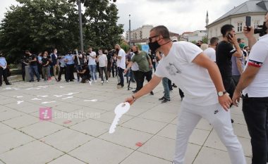 Protestojnë gastronomët, 'dorëzojnë' çelësat para Qeverisë së Kosovës për shkak të kufizimeve