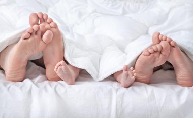 Flini gjumë me këmbë të zbuluara: Do t’ju ndodhë vërtet kështu!